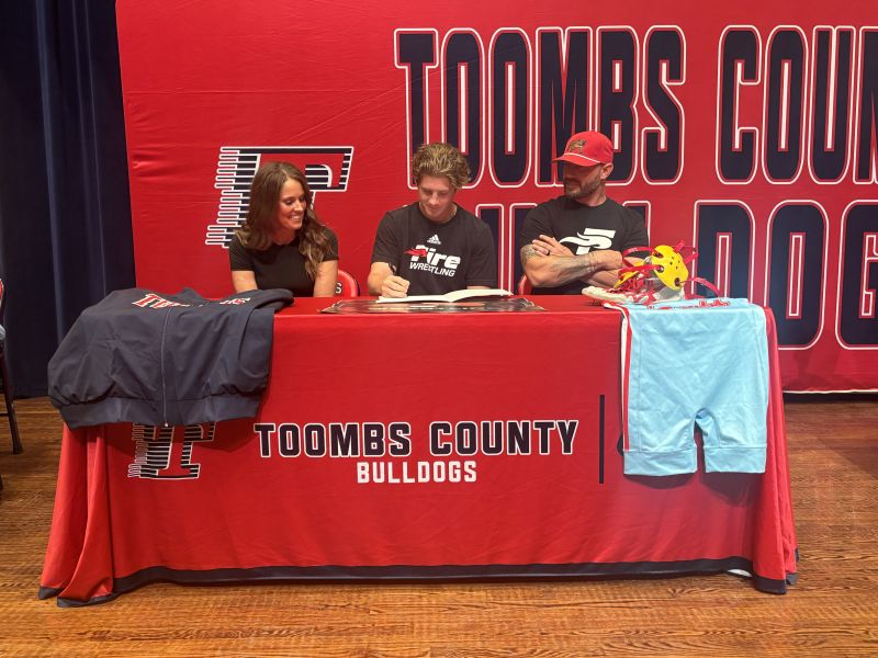Toombs County Athletes Sign Letters of Intent 